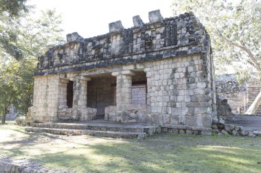 Uxmal, Meksika - 28 Aralık 2022: Uxmal antik Maya kentindeki harabelerin manzarası 