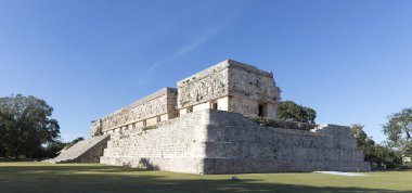Uxmal, Meksika - 28 Aralık 2022: Uxmal antik Maya kentindeki harabelerin manzarası 