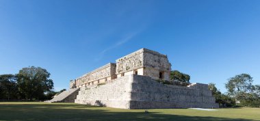Uxmal, Meksika - 28 Aralık 2022: Uxmal antik Maya kentindeki harabelerin manzarası 