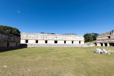Uxmal, Meksika - 28 Aralık 2022: Uxmal antik Maya kentindeki harabelerin manzarası 