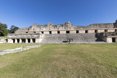 Uxmal, Meksika - 28 Aralık 2022: Uxmal antik Maya kentindeki harabelerin manzarası 