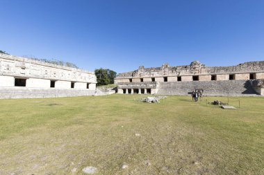 Uxmal, Meksika - 28 Aralık 2022: Uxmal antik Maya kentindeki harabelerin manzarası 