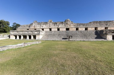 Uxmal, Meksika - 28 Aralık 2022: Uxmal antik Maya kentindeki harabelerin manzarası 