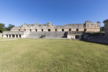 Uxmal, Meksika - 28 Aralık 2022: Uxmal antik Maya kentindeki harabelerin manzarası 