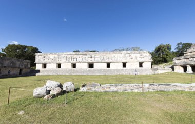Uxmal, Meksika - 28 Aralık 2022: Uxmal antik Maya kentindeki harabelerin manzarası 