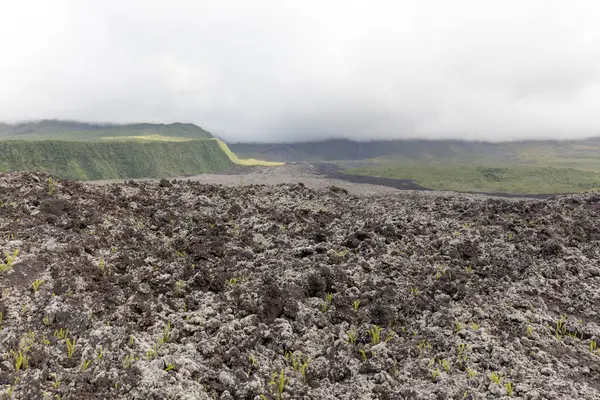 La Reunion, Fransa 'da güzel bir volkanik manzara ve deniz manzarası