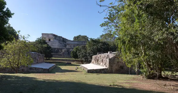 Uxmal, Meksika - 28 Aralık 2022: Uxmal antik Maya kentindeki harabelerin manzarası 