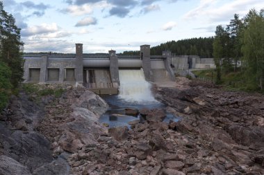 Imatra, Finlandiya - 20 Ağustos 2021: Imatra şelalesinin manzarası