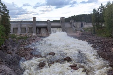 Imatra, Finlandiya - 20 Ağustos 2021: Imatra şelalesinin manzarası