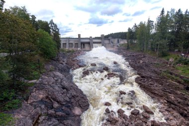 Imatra, Finlandiya - 20 Ağustos 2021: Imatra şelalesinin manzarası