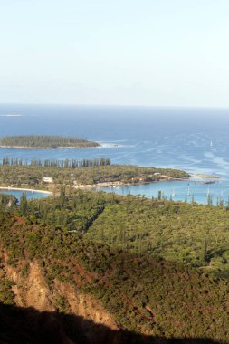 Yeni Kaledonya 'daki Ile des Pins' in güzel kıyı manzarası