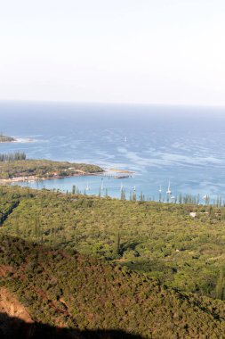 Yeni Kaledonya 'daki Ile des Pins' in güzel kıyı manzarası