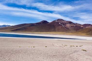 Şili 'deki Miscanti gölünde bir manzara fotoğrafı.