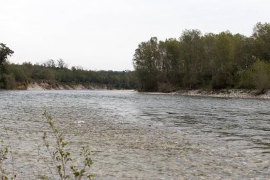 Ticino Nehri 'nin sonbahar günündeki fotoğrafı, İtalya