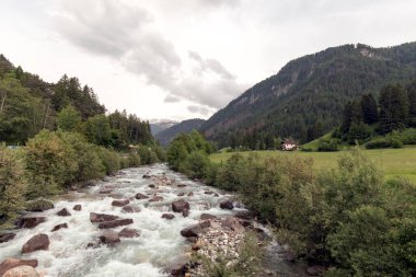 Ortisei, İtalya - 9 Haziran 2024: Yazın Ortisei 'de nehir manzarası