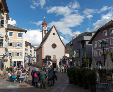 Ortisei, İtalya - 13 Haziran 2024: Yazın Ortisei kasabasının manzarası