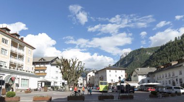 Ortisei, İtalya - 13 Haziran 2024: Yazın Ortisei kasabasının manzarası