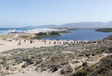 Valledoria, İtalya - 4 Temmuz 2024: Valledoria sahili manzarası