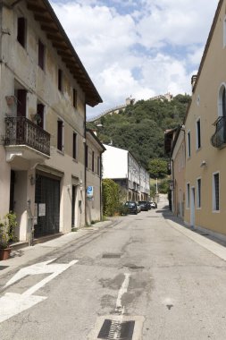 Marostica, İtalya - 02 Eylül 2024: Yaz boyunca Marostica kasabasının manzarası