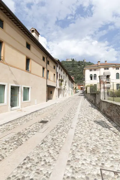 Marostica, İtalya - 02 Eylül 2024: Yaz boyunca Marostica kasabasının manzarası