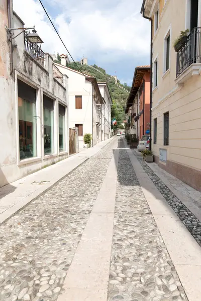 Marostica, İtalya - 02 Eylül 2024: Yaz boyunca Marostica kasabasının manzarası