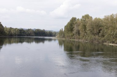 İtalya 'nın kuzeyindeki Ticino Nehri' nin bir fotoğrafı.
