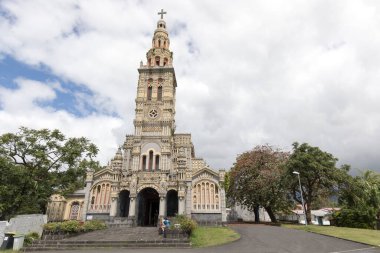 Saint-Benoit, Fransa - 16 Ağustos 2022: St. Anne Kilisesi manzarası, önde birkaç turist