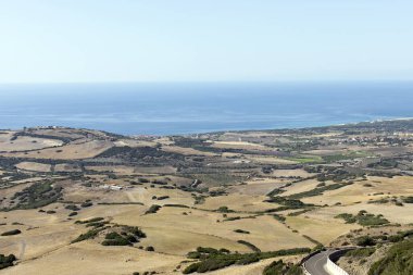 Valledoria, İtalya - 10 Temmuz 2024: Sardunya kıyı şeridi manzarası