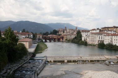 Bassano, İtalya - 2 Eylül 2024: Bassano 'da bazı turistlerle köprü manzarası
