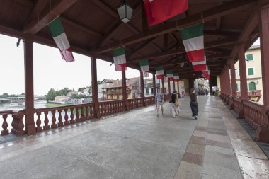 Bassano, İtalya - 2 Eylül 2024: Bassano 'da bazı turistlerle köprü manzarası