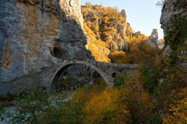 Yunanistan 'ın Epirus kentindeki geleneksel Kokkorou Köprüsü' nün manzarası