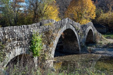 Yunanistan 'ın Sonbaharda Epirus kentindeki geleneksel Mylos Köprüsü manzarası