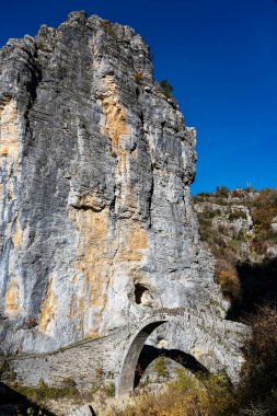 Yunanistan 'ın Epirus kentindeki geleneksel Kokkorou Köprüsü' nün manzarası