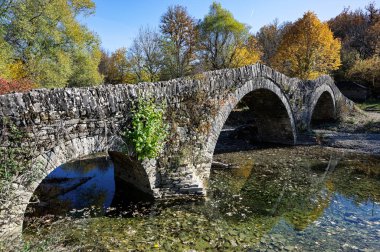 Yunanistan 'ın Sonbaharda Epirus kentindeki geleneksel Mylos Köprüsü manzarası