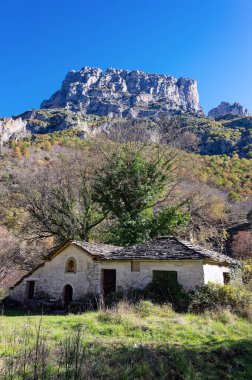 Yunanistan 'ın Epirus kentindeki Guinness Rekorlar Kitabı tarafından dünyanın en derin vadisi olarak listelenen Vikos Boğazı' ndaki Voidomatis Nehri 'nin pınarlarındaki eski şapel.