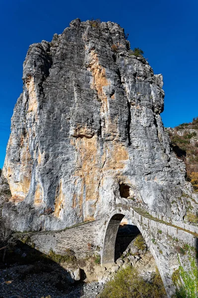 Yunanistan 'ın Epirus kentindeki geleneksel Kokkorou Köprüsü' nün manzarası