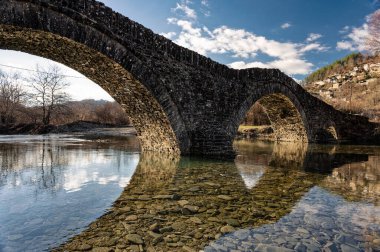Epirus 'lu Zagori' deki geleneksel Mylos Köprüsü manzarası