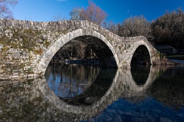 Epirus 'lu Zagori' deki geleneksel Mylos Köprüsü manzarası