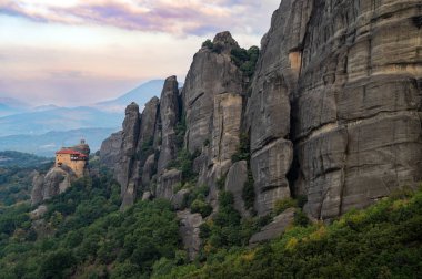 Meteora kayalıkları ve Roussanou / St. Barbara Kutsal Manastırı (M.S. 16. yüzyılın ortasında Yunanistan 'da kuruldu)