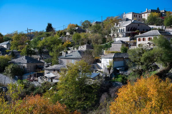 Podzimní Krajina Zobrazující Kamenné Domy Tradiční Architektury Vesnici Elaphotopos Řeckém — Stock fotografie