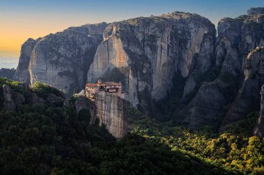 Meteora kayalıkları ve Roussanou / St. Barbara Kutsal Manastırı (M.S. 16. yüzyılın ortasında Yunanistan 'da kuruldu)