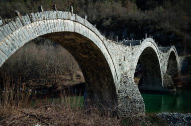 Yunanistan 'ın Epirus kentindeki Zagori kentindeki geleneksel Kalogeriko veya Plakida Köprüsü manzarası