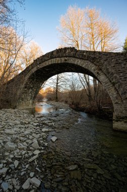 Epirus, Greec 'li Zagori' deki geleneksel Riziana Köprüsü manzarası