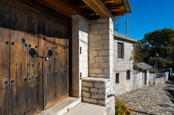 Деревянная Дверь Старого Каменного Дома Традиционной Деревне Витса Загори Греция — стоковое фото
