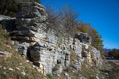 Yunanistan 'ın Epirus kentindeki Papigo köyü yakınlarında kaya oluşumlarına sahip dağ manzarası