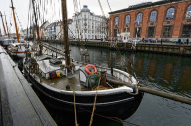24 Aralık 2019 'da Danimarka' nın Kopenhag şehrinde renkli binalar ve teknelerle Nyhavn rıhtımının manzarası.
