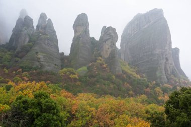 Yunanistan 'da sonbaharda sisli göktaşı kayalıkları