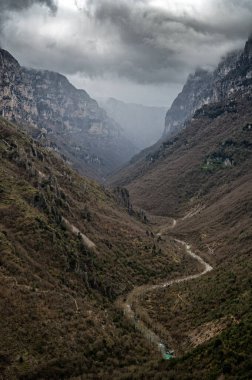 Yunanistan 'ın Epirus kentindeki Guinness Rekorlar Kitabı tarafından dünyanın en derin vadisi olarak listelenen Vikos Vadisi' ne kış manzarası
