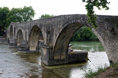 Yunanistan 'ın Arta kentindeki ünlü taş köprünün manzarası