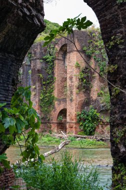 Yunanistan 'ın Epirus kentindeki antik Nikopolis' in Roma su kemerinin arkeolojik alanının manzarası